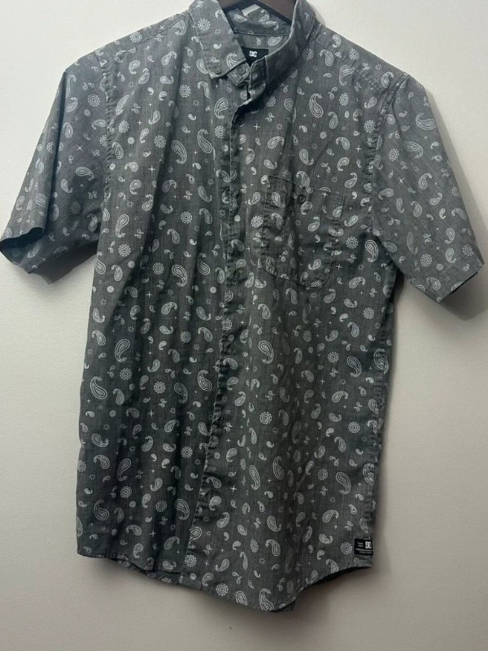 DC Shoes Men’s Small Gray Paisley Short Sleeve Button-Up Shirt